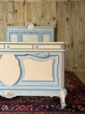 Lit laqué de style Transition Louis XV - Louis XVI