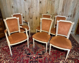 Ensemble de quatre chaises et deux fauteuils de style Louis XVI