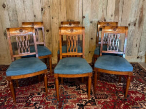 Suite de six chaises de style Directoire en bois naturel