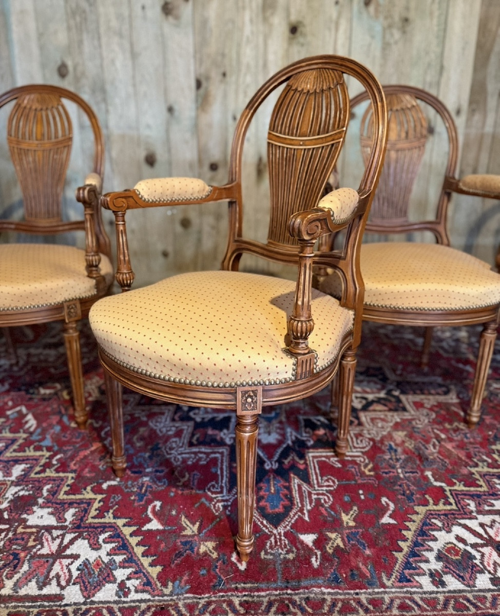 Ensemble de quatre fauteuils de style Louis XVI - dossiers à la montgolfière – Image 2