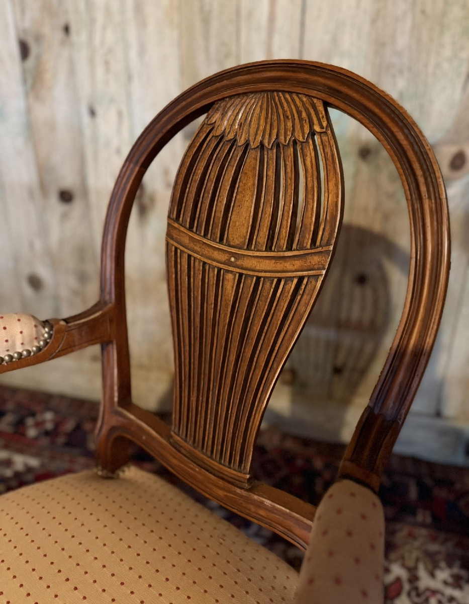Ensemble de quatre fauteuils de style Louis XVI - dossiers à la montgolfière – Image 4