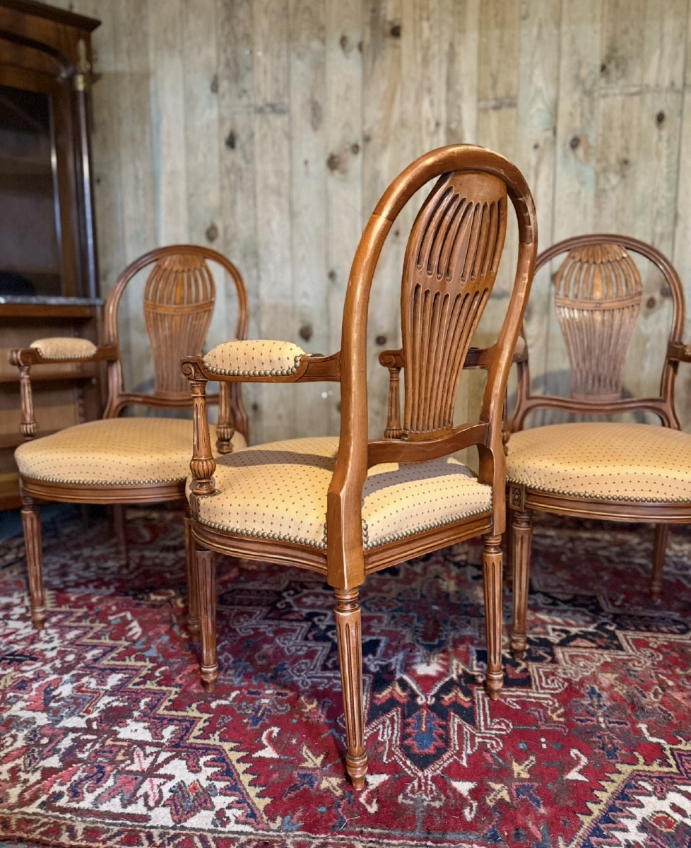 Ensemble de quatre fauteuils de style Louis XVI - dossiers à la montgolfière – Image 7