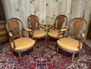 Ensemble de quatre fauteuils de style Louis XVI - dossiers à la montgolfière