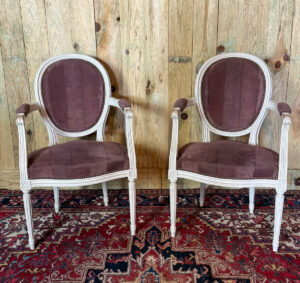 Paire de fauteuils cabriolets de style Louis XVI