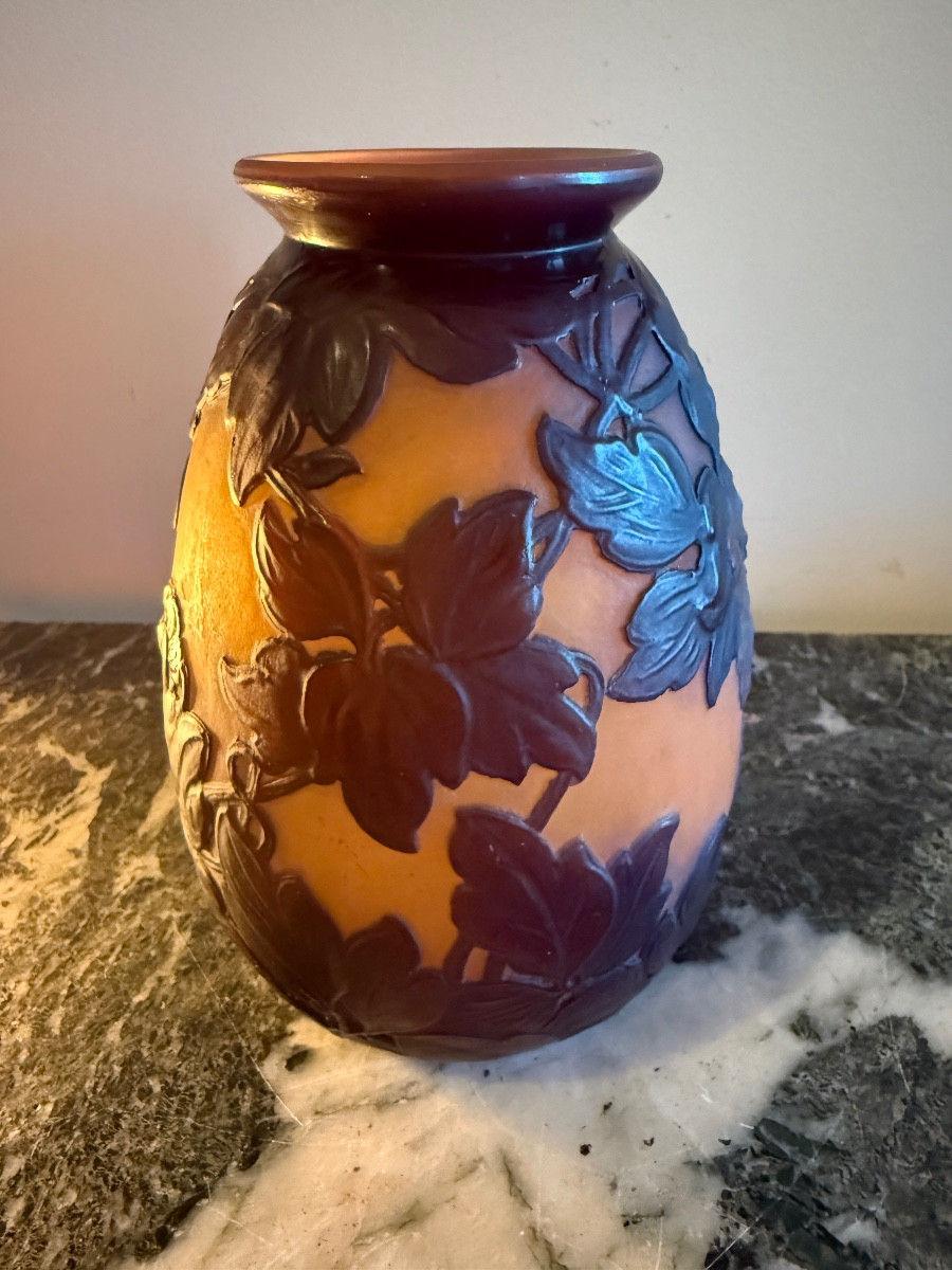 Établissements Gallé – Vase en verre multicouche à décor de clématites – Image 2