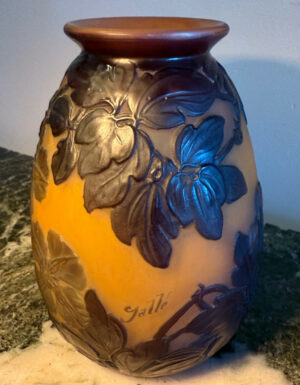 Établissements Gallé – Vase en verre multicouche à décor de clématites