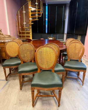 Suite de huit chaises de style Louis XVI en bois naturel