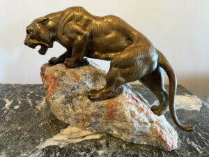 James Andrey – Lionne rugissante en bronze sur son rocher