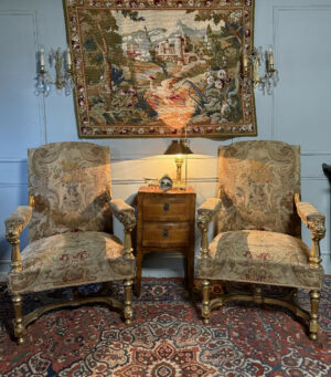 Paire de fauteuils de style Louis XIV en bois doré