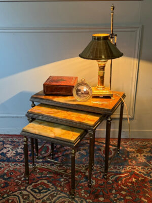 Tables gigognes en bronze et onyx