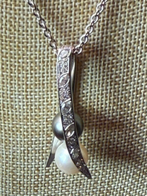 Pendentif en or blanc, perles de Tahiti et diamants