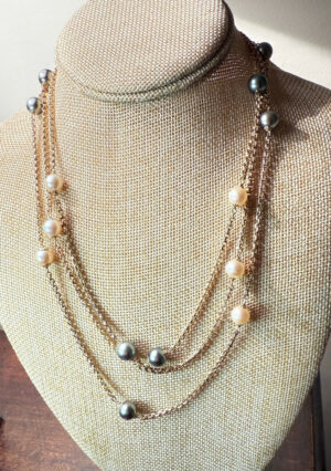 Collier / sautoir en or et perles de Tahiti – longueur 1,46 m