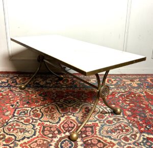 Table basse avec plateau en marbre blanc et piètement en laiton de style Néo-classique