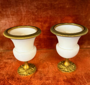 Paire de vases en opaline blanche