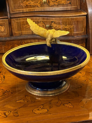 Coupe à l'aigle en bronze doré et porcelaine bleu de four.
