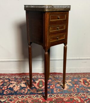Chevet de style Louis XVI en acajou