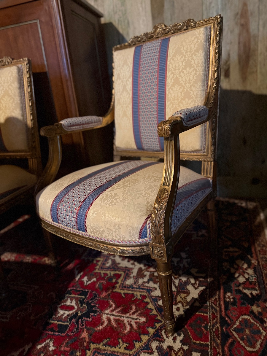 Ensemble de quatre chaises et deux fauteuils de style Louis XVI en bois doré – Image 2