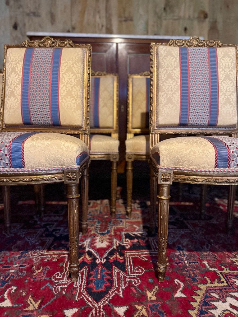 Ensemble de quatre chaises et deux fauteuils de style Louis XVI en bois doré – Image 3