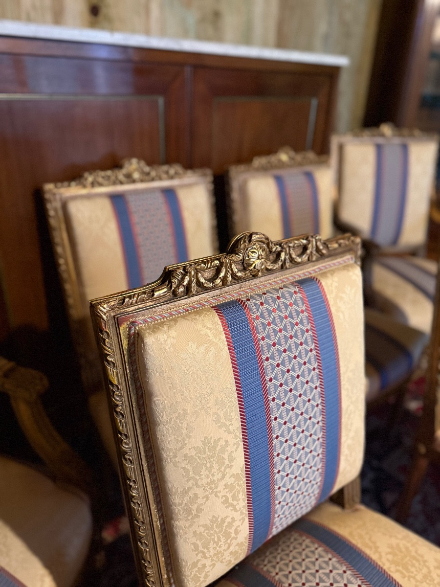 Ensemble de quatre chaises et deux fauteuils de style Louis XVI en bois doré – Image 4