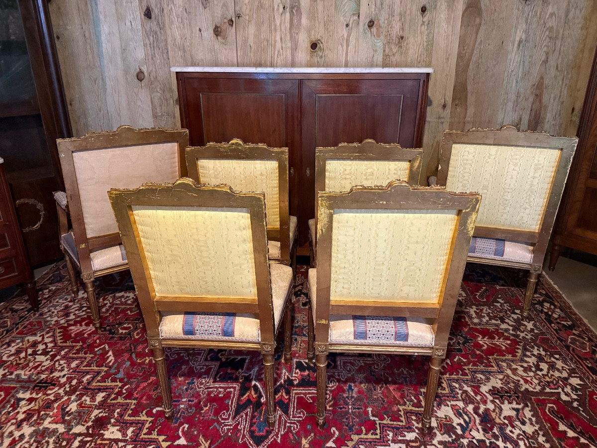 Ensemble de quatre chaises et deux fauteuils de style Louis XVI en bois doré – Image 5