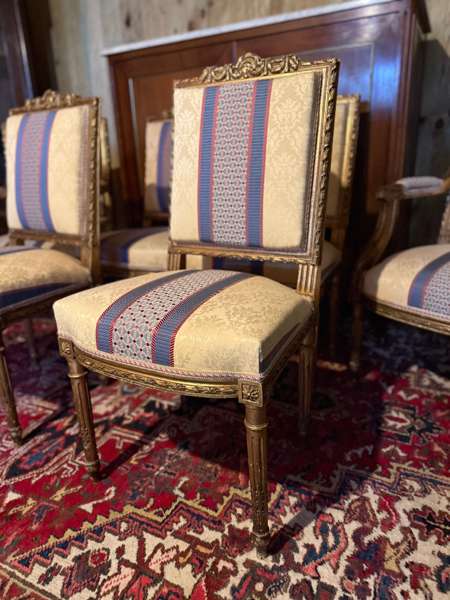 Ensemble de quatre chaises et deux fauteuils de style Louis XVI en bois doré – Image 6