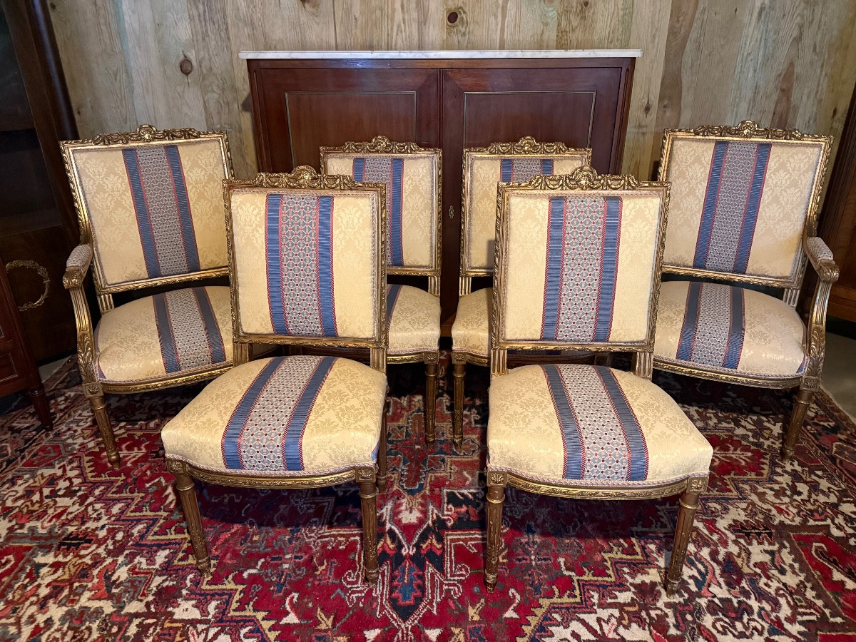 Ensemble de quatre chaises et deux fauteuils de style Louis XVI en bois doré – Image 7
