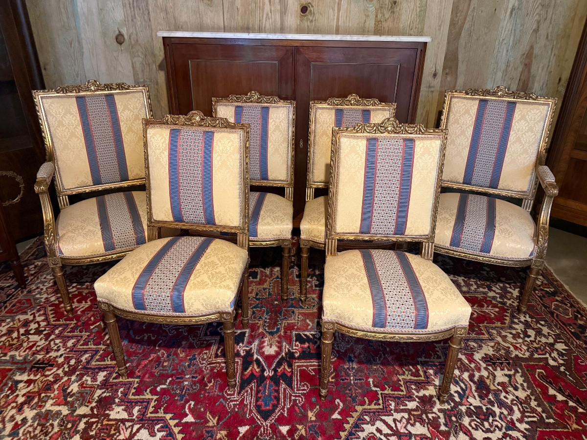 Ensemble de quatre chaises et deux fauteuils de style Louis XVI en bois doré
