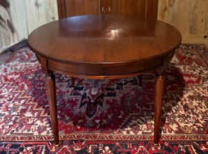 Table à allonges de style Louis XVI.