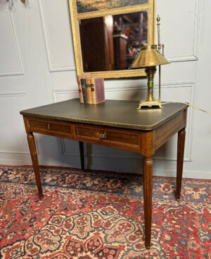 Bureau plat de style Louis XVI en acajou