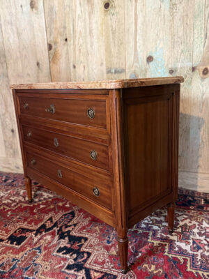 Commode de style Louis XVI en acajou.
