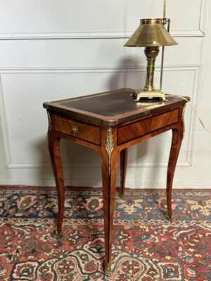 Bureau ou table à écrire de style Louis XV en marqueterie