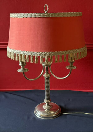 Lampe de style Louis XVI en métal argenté