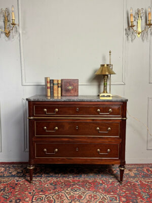 Commode de style Louis XVI en acajou.
