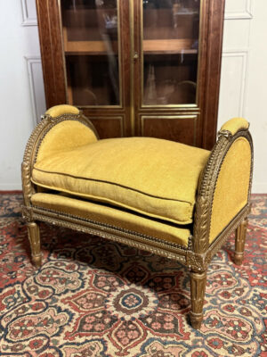 Banquette de style Louis XVI en bois doré.