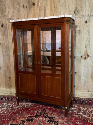 Vitrine / bibliothèque de style Louis XVI en acajou.