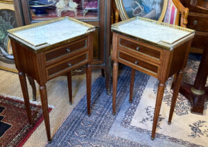 Paire de chevets de style Louis XVI en acajou.