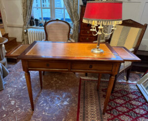 Bureau plat à tirettes de style Louis XVI en acajou.
