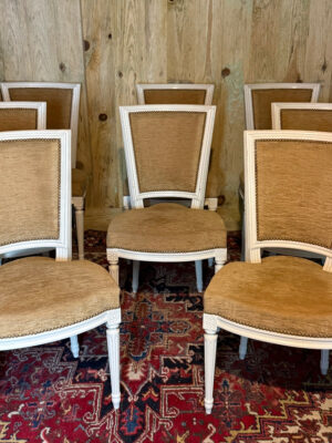 Suite de huit chaises de style Louis XVI.
