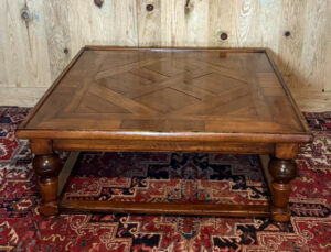 Table basse de style Louis XIII en chêne.
