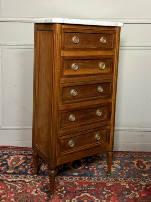 Chiffonnier de style Louis XVI en acajou.