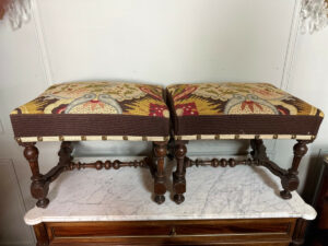 Paire de tabourets de style Louis XIII en tapisserie.