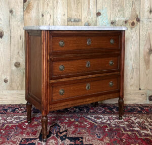 Petite commode de style Louis XVI en acajou