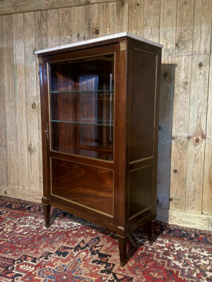 Vitrine / Argentier de style Louis XVI en acajou