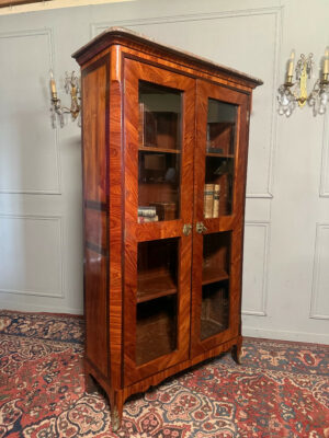 Vitrine / bibliothèque d'époque XVIIIe en marqueterie