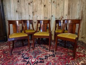Suite de six chaises gondoles de style Empire en acajou
