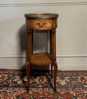 Table de chevet ronde en marqueterie de style Transition Louis XV - Louis XVI.