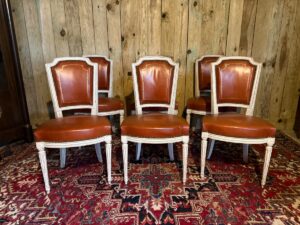 Suite de six chaises de style Louis XVI.