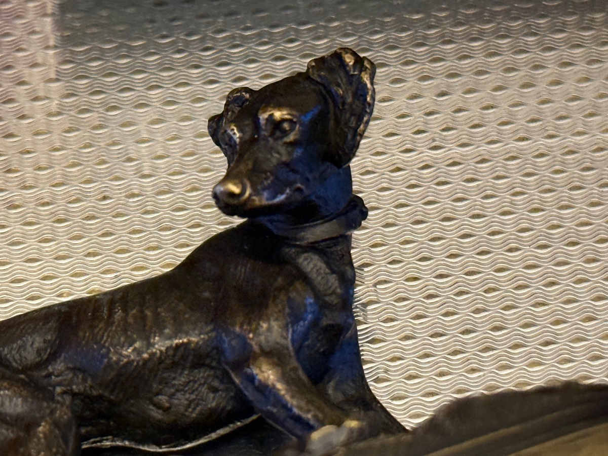 Petit bronze de chien de chasse signé Moigniez – Image 3