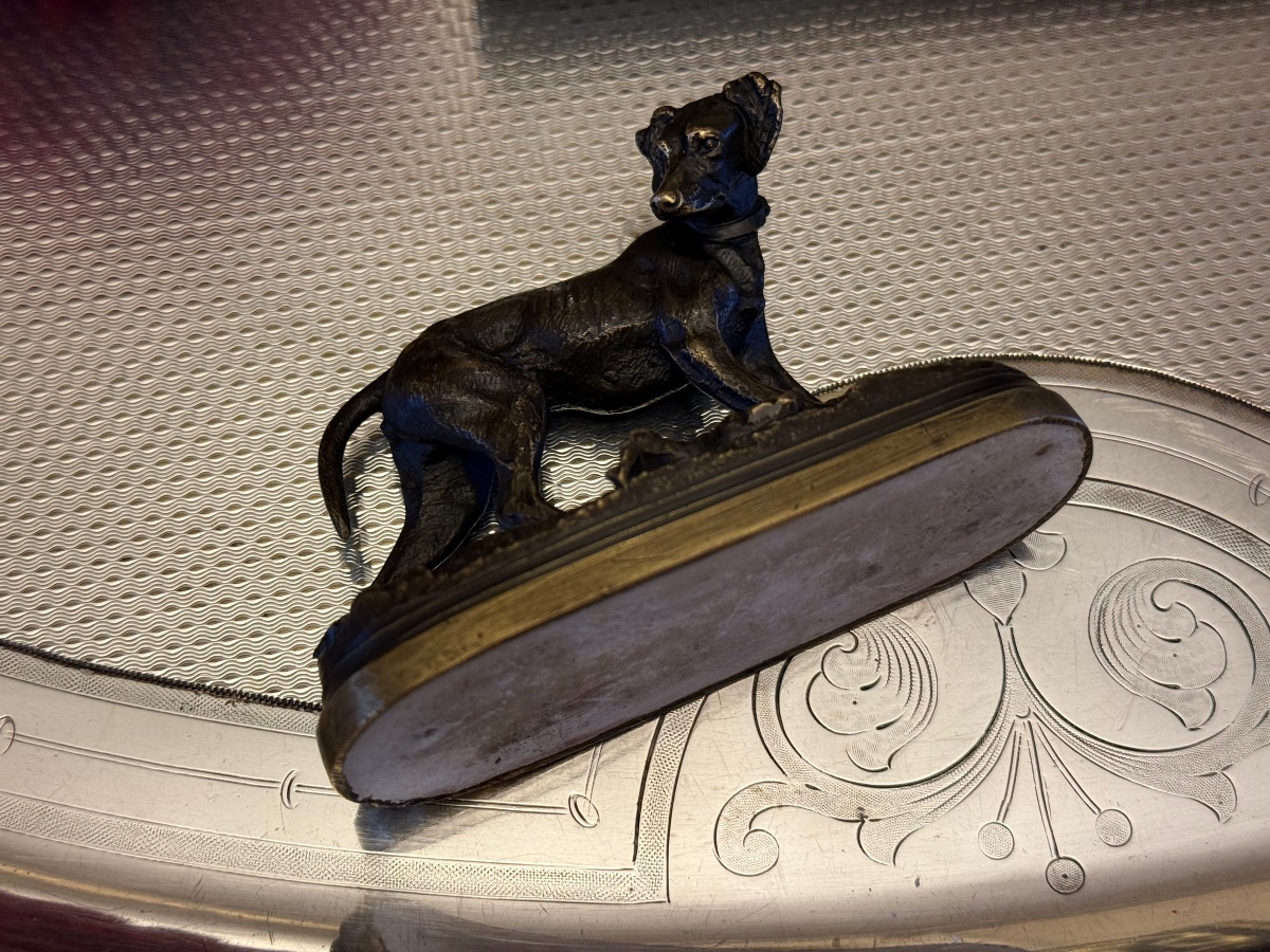 Petit bronze de chien de chasse signé Moigniez – Image 4