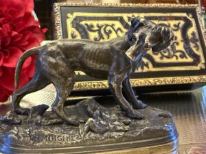 Petit bronze de chien de chasse signé Moigniez